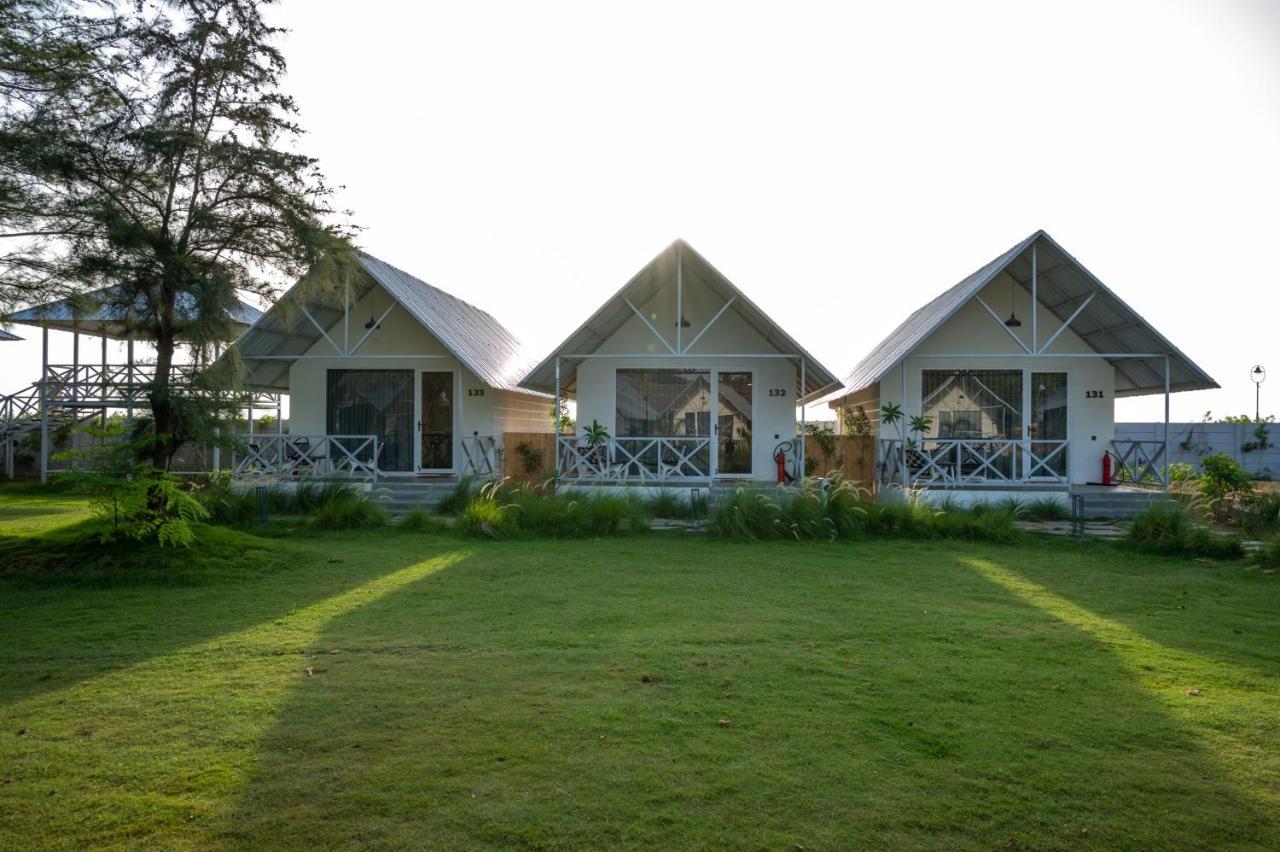 Praveg Beach Resort Daman Lighthouse Beach Exterior photo