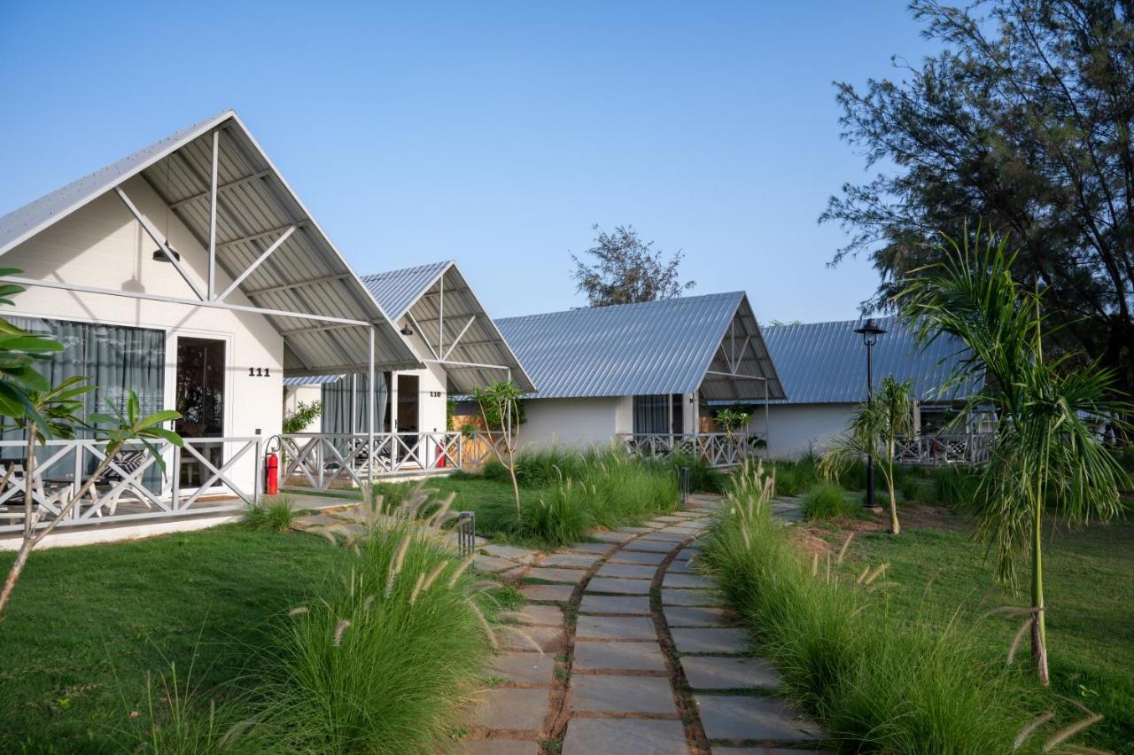 Praveg Beach Resort Daman Lighthouse Beach Exterior photo