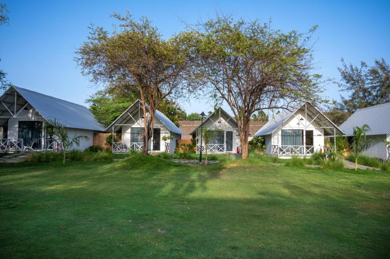 Praveg Beach Resort Daman Lighthouse Beach Exterior photo